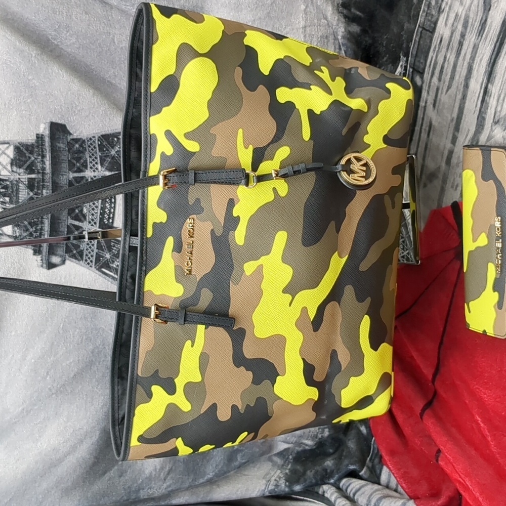 Michael Kors camo tote & wallet set - Picture 2 of 16